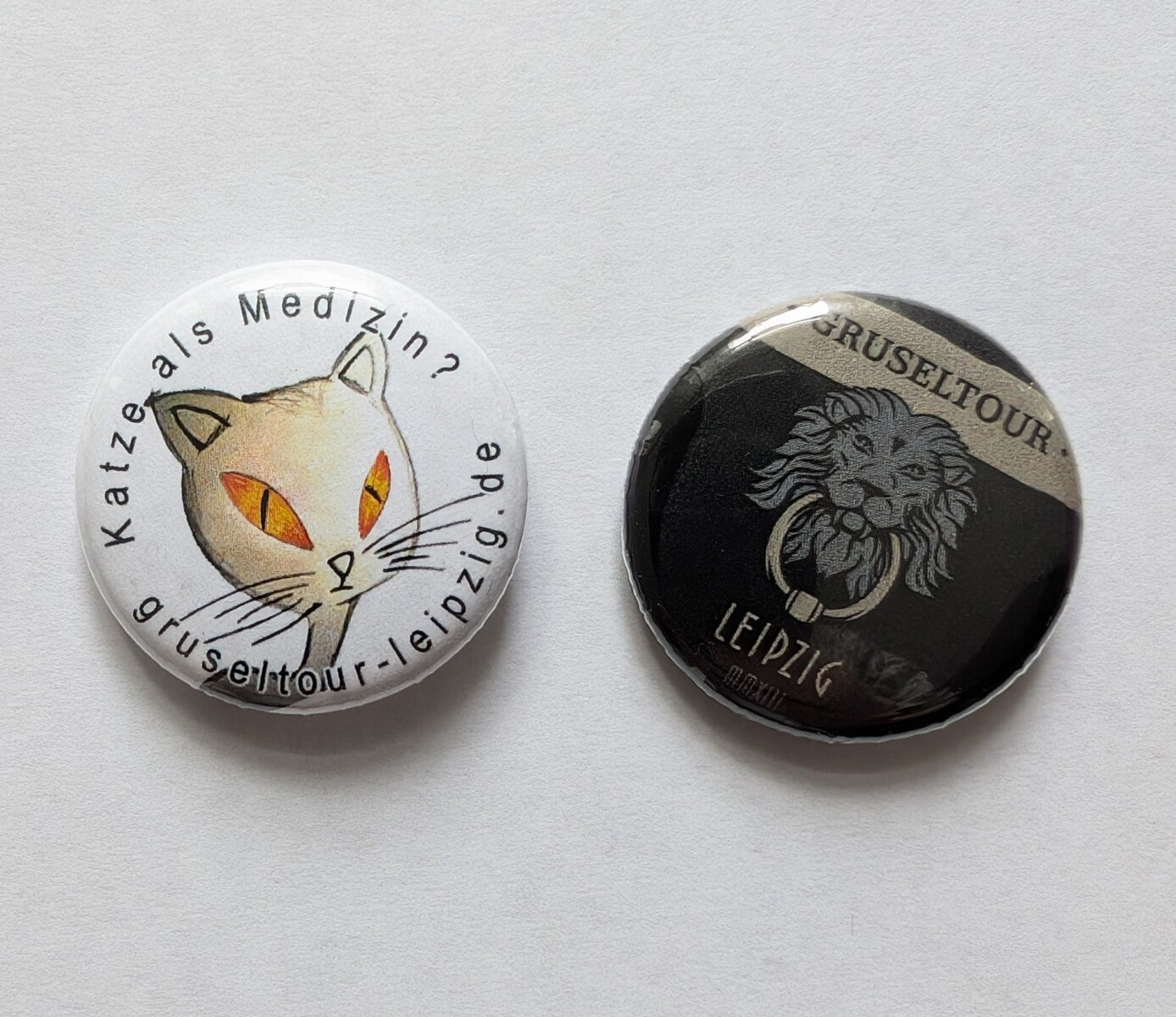 Gruseltour Button-Set "Logo" und "Katze als Medizin"
