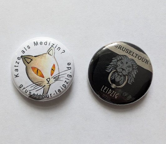 Gruseltour Button-Set "Logo" und "Katze als Medizin"